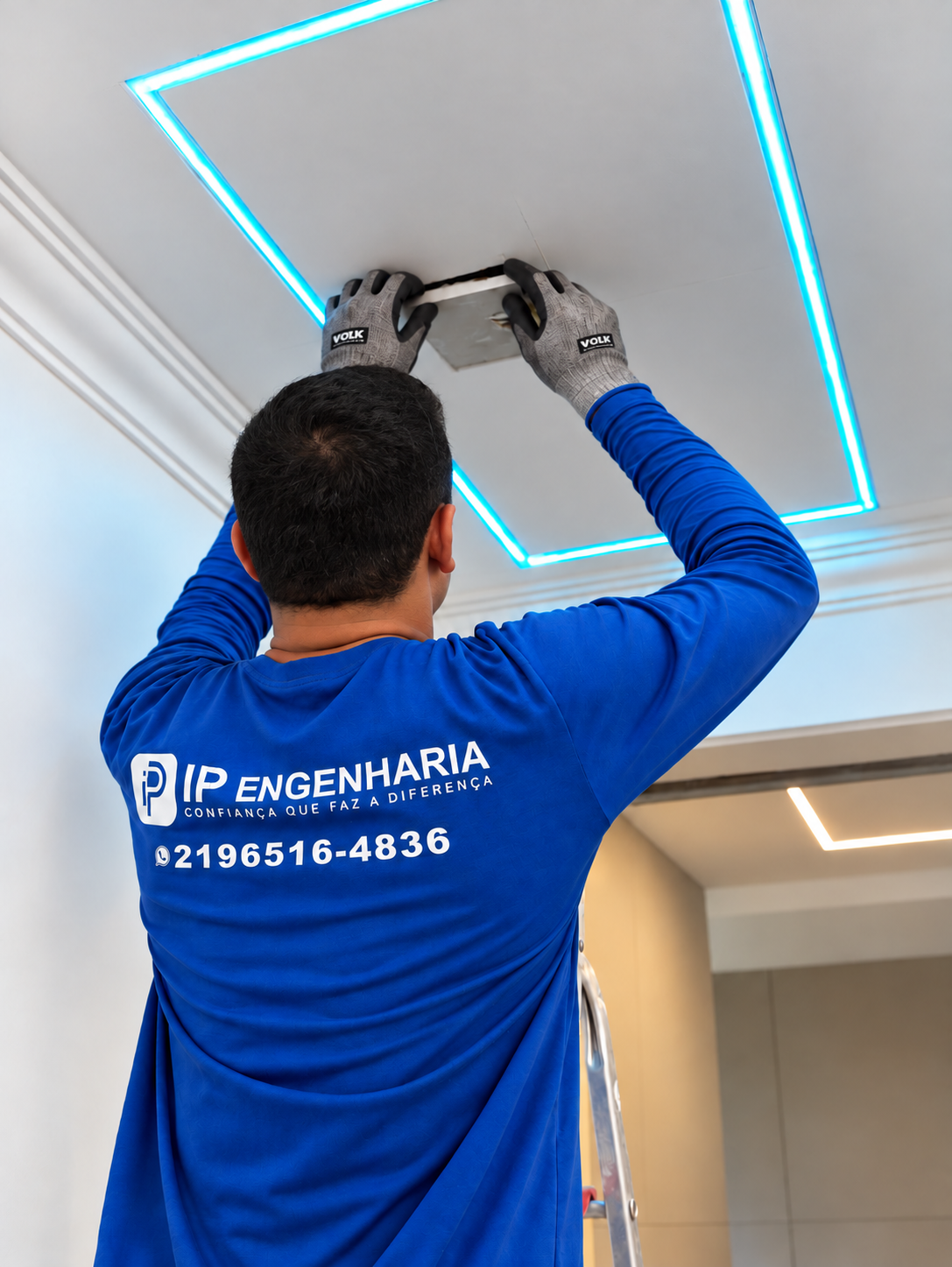 Reparo de teto com iluminação LED azul — IP Engenharia